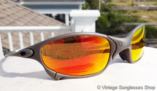 X-metal Juliet De Oakley Com Lentes Do Rubi Foto de Stock - Imagem