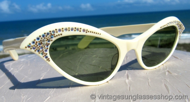 Cannes Women's 50's & 60's Retro Cat Eye Sunglasses (Blue or Beige) Blue