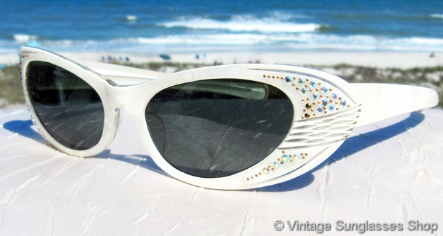 Vintage 1950s French Etched Pearlized Rhinestone Cat Eye  display picture 3